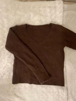 Stickad tröja  - Stickad tröja som jag har använt några gpnger. Lite nopprig. Storlek S