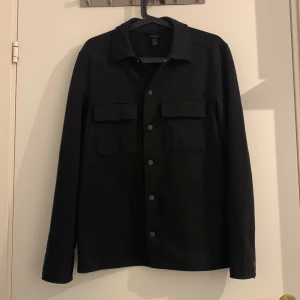 Overshirt - Säljer denna svarta overshirten för använder inte storlek S.