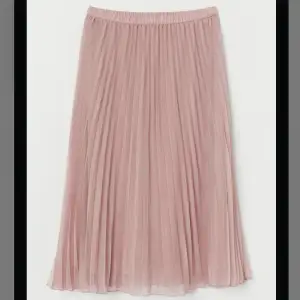 Färgen speglas bättre på första bilden från hemsidan. Ljusrosa kjol från H&M i storlek XS. Säljer då jag inte längre använder den. Skriv för fler bilder.