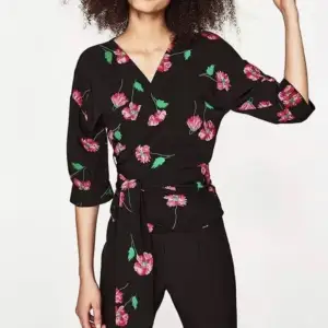 Rosa blommig wrap tröja från Zara. Köpt i Spanien, har ej används mycket. Säljer då jag inte använder. Storlek M men passar även mig dom är S.