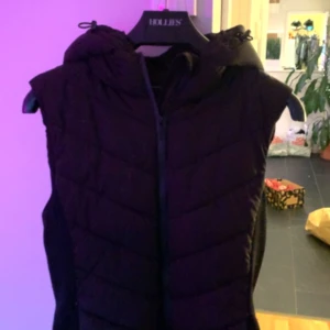 Zara väst - Populär zara väst i strl S, knappt använd. Hör av dig för fler bilder 💕