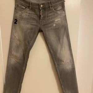 Dsquared2 jeans  - Säljer mina äkta Dsquared2 jeans som är i väldigt bra skick. Kvitto finns. Byxorna är knappt använda och säljer dom nu för just den anledningen. Jeansen är storlek 46 och kostar 2200kr men pris kan diskuteras. För fler bilder tveka inte på att skriva