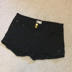 Svarta shorts - Intressekoll på par as snygga shorts från Gina tricot. Köpte de på Sellpy och har ej använt dem pga att de är lite stora🫶
