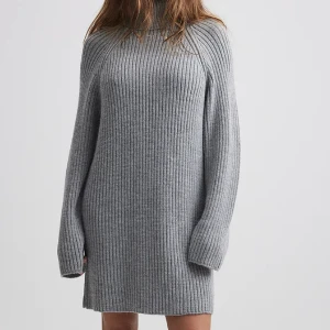 Grå stickad klänning - Grå stickad klänning från NA-KD. Väldigt varm. Testat en gång men kommer inte till användning. Storlek S, Nypris 499:-