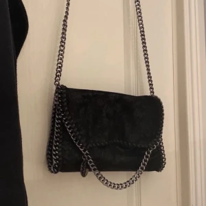 Väska - Stella mccartney liknande väska, knappt använd 💘