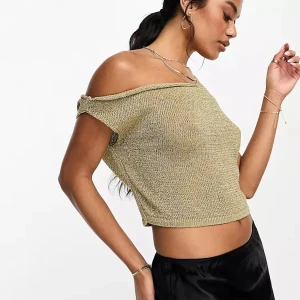 guld stickad topp - supersnygg asymmetrisk guld topp från asos i nyskick ✨✨(lappen fortfarande på!), köpt för 289kr och säljer för 200kr!! storlek xs (samma som modellen) 💕💕