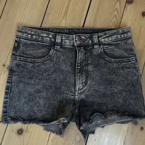 Snygga jeans shorts som var köpte till min syster men aldrig kom till andvändning!💕