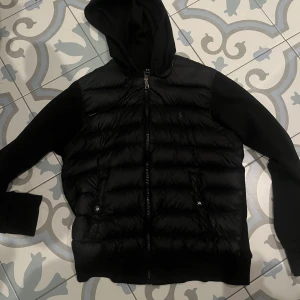 Ralph lauren cardigan - Tjena! Säljer min feta Ralph lauren cardigan. Säljer för 1200 pris kan diskuteras! Inga defekter storlek M men passar s