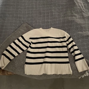 Stickad Zara tröja - Den trendiga randiga zara tröjan. Gott skick