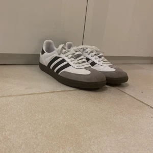 Adidas Samba  - Säljer Adidas Samba OG. Knappt använda så dom är i mycket bra kvalitet.  Vid frågor eller fler bilder så hör av dig!