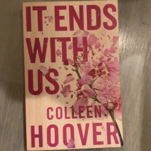 Bok- It ends with us  - Pocket bok i nästan nytt skick. Boken är på engelska. I samband av köp av fler böcker ändras priset