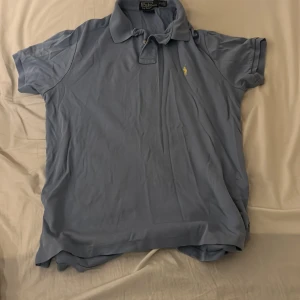 Ralp Lauren skjorta M - Skön polo tröja med krage. Inga hål eller fläckar. Tvätta o stryk så är den så gott som ny!