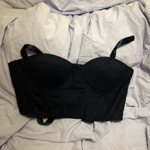 Marinblå korsett - Marinblå korsett från shein köpt för flera år sedan, obs korsetten är i en kortare modell och kan ej visa på pga förliten