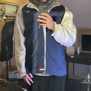 Collegejacka/ vintage jacka - Nike collegejacka, lite tjockare och varmare material, bra skick förutom att en av knapparna högst upp har gått av, men inget jag tycker påverkar då jag inte knäpper den högst upp, (går även att laga) Skitnice tryck på baksidan  Köpt från Nike för 1200kr