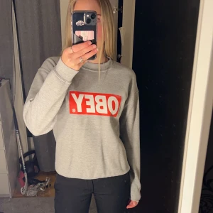 Obey tröja - Använder inte denna obey tröja längre men fortfarande sjukt snygg så tycker någon annan kan få ta del av den🙏🏽 skriv för frågor eller bilder