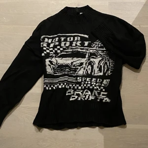 Stickad tröja - Tröja med bil på sig