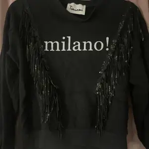 Cool tröja med glitter fransar och milano text🖤 passar xs/s och är i fint skick. Säljer för 100kr