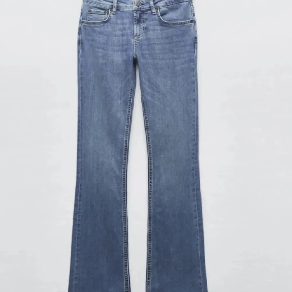 Säljer mina jätte snygga Zara jeans i st 36. Köpta på plick och är lite upptrampade längst ner men inte så mycket man tänker på!❤️❤️ skriv gärna om ni vill ha flera bilder. Jeans & Byxor.