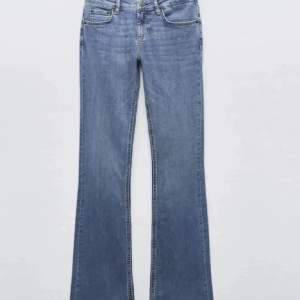 Säljer mina jätte snygga Zara jeans i st 36. Köpta på plick och är lite upptrampade längst ner men inte så mycket man tänker på!❤️❤️ skriv gärna om ni vill ha flera bilder
