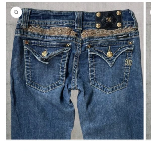 Guldiga Bootcut Miss me jeans 😍 - Jag funderar på att sälja mina miss me jeans då de är alldeles förstora. Dom är supersnygga och unika med guld detaljer och jätte coola fickor. Storlek 27. Mer information finns på bild 3. Skriv om ni undrar något, jag kan absolut skicka fler bilder. 
