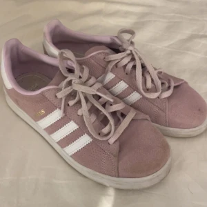 Adidas Campus - Storlek 36, säljer nu dessa jätte snygga adidas campus i rosa 💞💞 tyvärr kommer dom inte till användning, använd ett fåtal gånger 