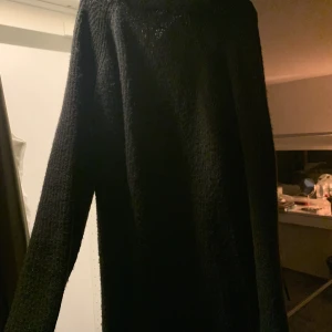 Svart stickad klänning  - Svart stickad klänning med lite polo. Sparsamt använd! Säljer då den inte kommer till användning🫶🏼