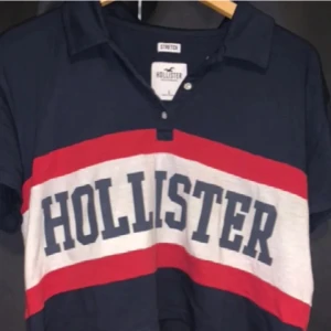 Hollister topp/ t shirt  - Skulle säga att den passar dom flesta storlekar med tanke på att den är väldigt stretchig Priset kan diskuteras 