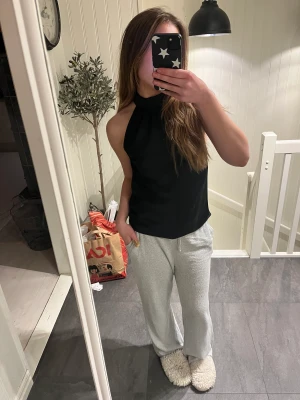 Halther neck topp  - Säljer denna halterneck toppen i silke/satin! Helt oanvänd! (Frakt 49kr)