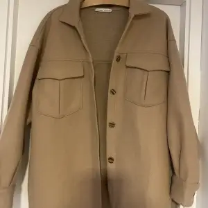 Fin beige jacka från Pull&bear som inte kommer till användning då jag har massor av andra jackor Fin passform och använd bara ett fåtal gånger