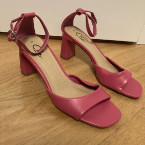 Rosa klackskor  - Säljer ett par rosa klackskor! Använt en gång bara och är i jätte bra skick! 💋
