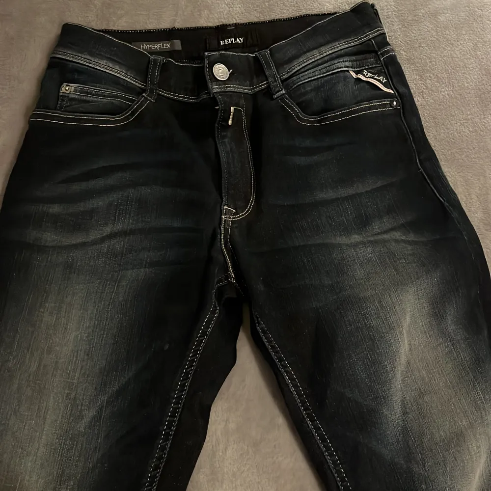 Replay jeans i färgen Dark blue. 9/10 skick. Storleken vet jag inte riktigt men det är 68cm i Midjan , längden är 95 cm. . Jeans & Byxor.