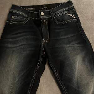 Replay jeans i färgen Dark blue. 9/10 skick. Storleken vet jag inte riktigt men det är 68cm i Midjan , längden är 95 cm. 