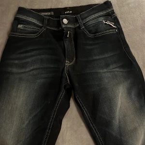 Replay jeans  - Replay jeans i färgen Dark blue. 9/10 skick. Storleken vet jag inte riktigt men det är 68cm i Midjan , längden är 95 cm. 