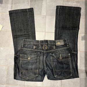 Lågmidjade jeans  - As coola lågmidjade jeans från Fishbone! Midjemått 38cm innerbenslängd 75 cm❤️‍🔥❤️‍🔥