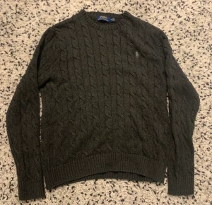 Ralph Lauren Tröja - Kabelstickad Ralph Lauren tröja. Perfekt till vintern ✅ skriv för frågor 👍