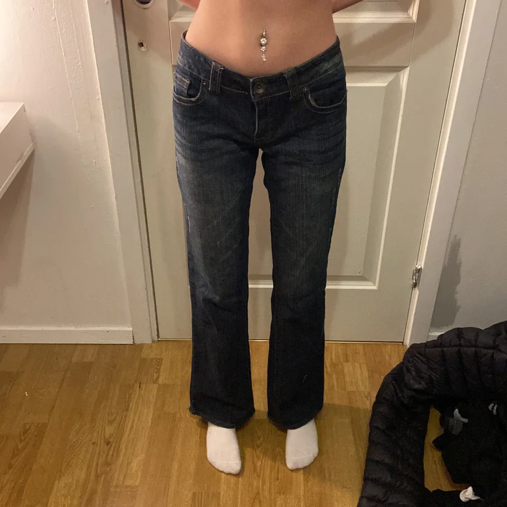 Utsvänga lågmidjade jeans, vet inte storlek men gissar på xs/s. Min kompis är 167 cm och dom passar i längden på henne .  Dom är använda men i ett mycket bra skick  Säljes för 250kr. Jeans & Byxor.
