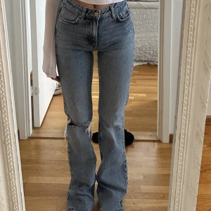 Jeans - Gina tricot jeans i strl 32, lite längre i benen och passar mig som normalt har 34, inga defekter💕