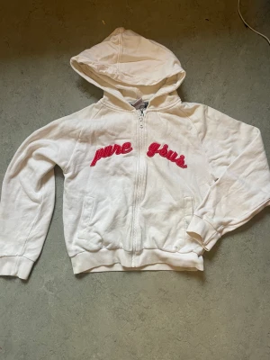 Pure gsus  - Söt hoodie från pure gsus. Barnstolen men passar perfekt på mig som är xs/ s. Lite croppad. 