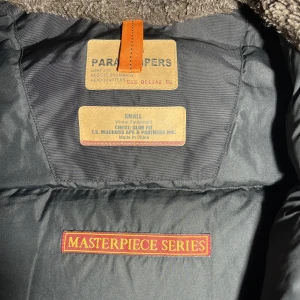 Säljes - Fin parajumpers väst. Den är i  mycket bra skick endast använd ett fåtal gånger. St S