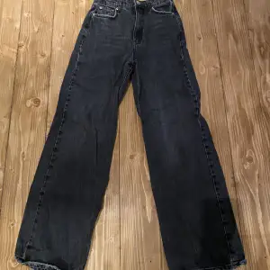 Säljer ett par svarta ”perfect jeans” från Gina. Byxorna är baggy och i strl 34. Säljer då jag inte får användning för dem längre. Köpte de då för 500 o säljer för 300. Använda fåtal gånger i fint skick