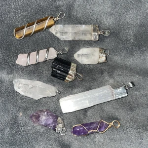 Kristall smycken  - Örhängen och berlocker av äkta kristall. Finns allt mellan ametist, rosenkvarts, tigeröga, selenit, bergskristall, turmalin, mossagat och lapis lazuli. Örhängena och matchande berlocken är handgjord i silver och kristallen heter mossagat.  Pris skriv dm💕