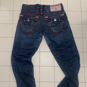 True Religon storlek L - Lite slitna där nere men annars super fina. Storlek L (34), kan tänkas möta upp i Malmö med. Tar endast emot Swish! 