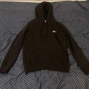 Casual svart Nike hoodie i storlek S. Säljer den för att den är för liten för mig. Kontakta via dm vid intresse! 