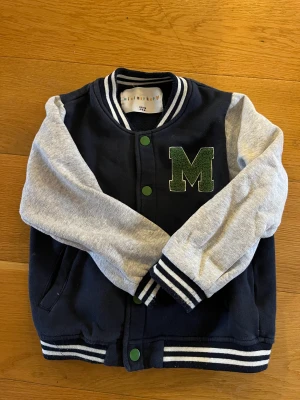 Minimarket Tröja  - En fin tröja i begagnat men bra skick. Storlek 110