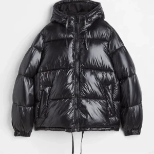 Jacka - Trendig jacka från HM, bra skick dock några lösa trådar men fin annars!