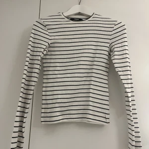 Randig tröja - En randning tajt tröja ifrån bikbok