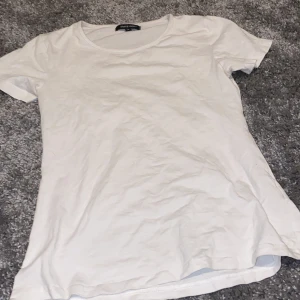 T-shirt  - En super fin, mellan tajt, vit t-shirt. Bra skick. 