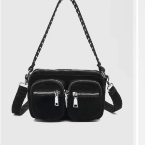 Noella väska  - Noella väska i den större modellen Celina🌸har blivit lite sliten men fortfarande användbar😊