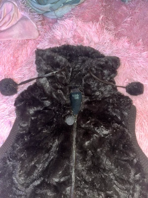 Väst  - Unik väst med fluffigt material 