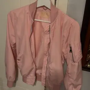 Säljer denna rosa jacka som jag växt ur priset kan diskuteras vid snabb affär 💗